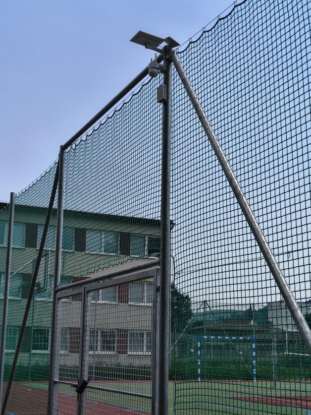 Solárna kamera na oplotení ihriska, ZŠ pod Vinbargom Bardejov